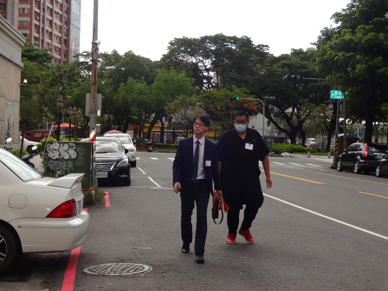 高雄市選舉委員會30日上午舉辦公辦電視罷免說明會，，罷韓提案領銜人陳冠榮（左）出席。(圖:中央社)