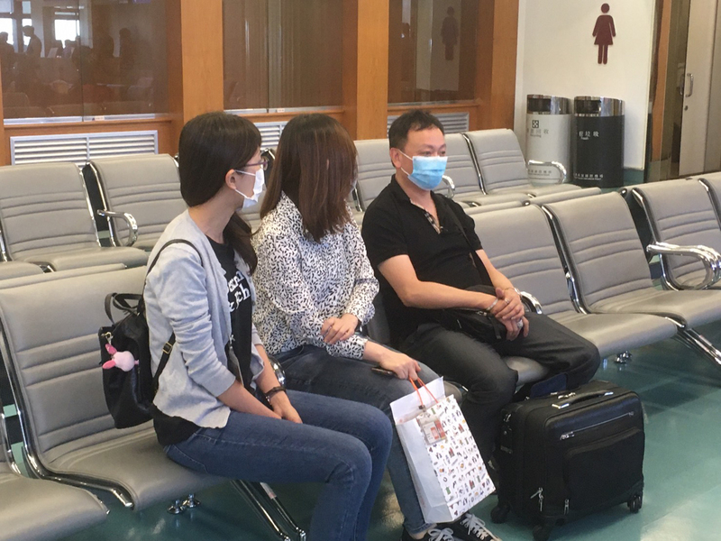 自稱拿督斯里的44歲馬來西亞籍吳帝慶（右）設立空頭公司，在馬國、新加坡、柬埔寨等地從事非法吸金，粗估詐騙金額超過人民幣上億元，遭國際刑警組織發布紅、藍色通報，刑事局獲報追緝，5月16日將他遣返馬國。（刑事局提供）