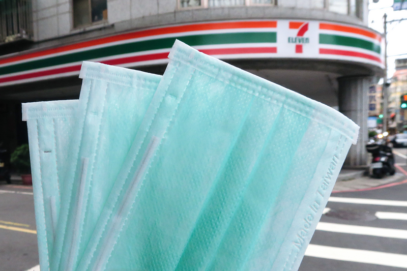中央流行疫情指揮中心表示，將研擬開放民眾到原超商補領，但會酌收手續費。(圖：中央社)