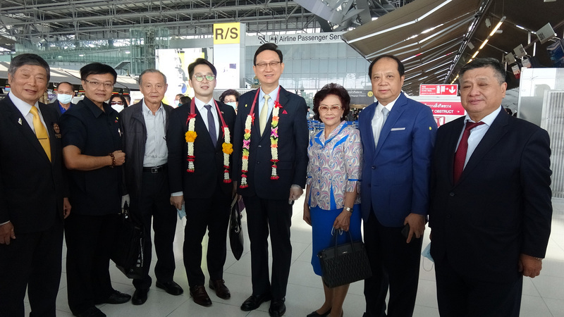 前駐泰代表童振源（右4）任期結束，1日返台就任僑委會委員長，有數十位台商台僑到機場歡送童振源。(圖：中央社)