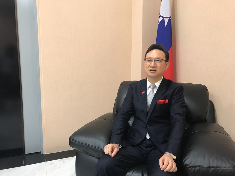 前駐泰國代表童振源1日從泰國返回台灣，準備接任僑務委員會委員長。他表示，要讓僑委會做為槓桿支點，連結台灣民間資源和全球僑胞。(圖：中央社)