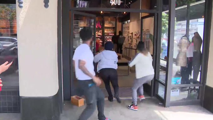 加州聖塔蒙尼加(Santa Monica)知名購物區第三街徒步區(Third Street Promenade)，許多精品店遭打劫。(圖/推特)