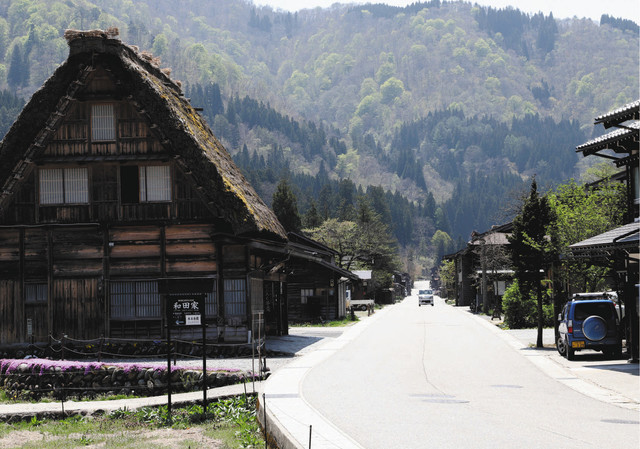 日本岐阜縣白川村荻町的合掌村(合掌造聚落)歷經近月封鎖終於解封，雖然已經可以看到觀光客身影，但因為當地觀光主要依靠外國客，讓店家對前景感到憂慮。(圖/推特)