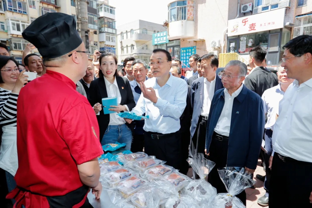 中國國務院總理李克強1日考察山東省煙台市，公開稱讚地攤經濟、小店經濟是就業崗位的重要來源。 (圖:擷取自中國政府網)