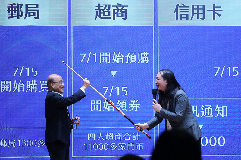 行政院長蘇貞昌（左）與政務委員唐鳳（右）2日上午共同出席「振興券方案記者會」，向外界說明振興三倍券領用方式。(圖:中央社)