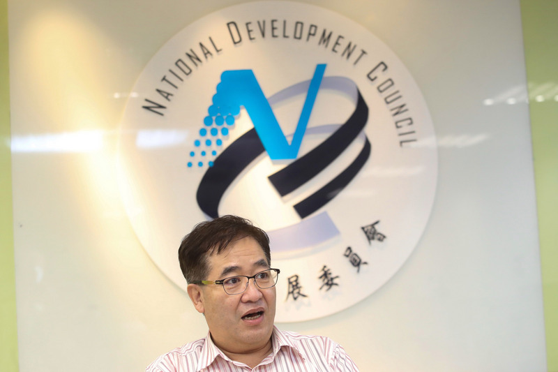 國發會副主委游建華27日表示，預估10年內台灣將進入超高齡社會，進而引發種種問題，政府將竭盡全力緩和人口變遷帶來的負面衝擊。(圖：中央社)