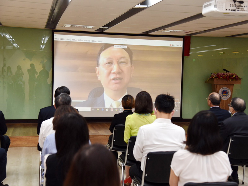 僑委會2日舉行新任委員長童振源線上布達儀式，並於視訊中接篆視事 (僑委會提供)