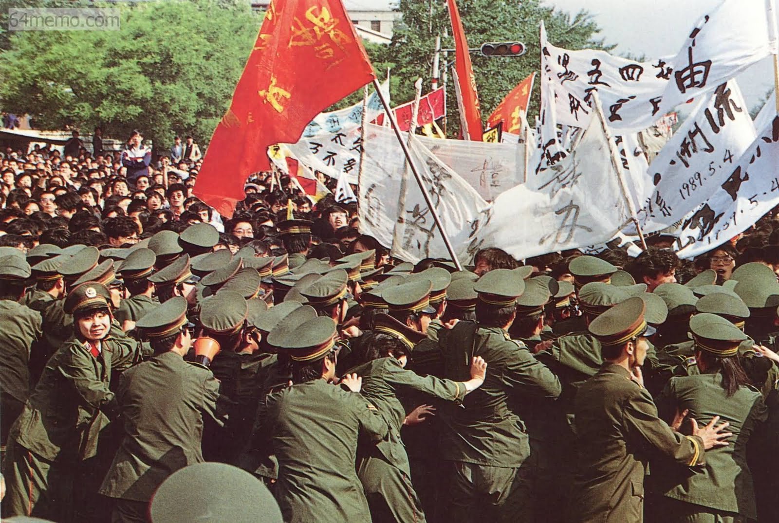 1989年5月4日警察攔阻學生隊伍 (六四檔案/作者提供)
