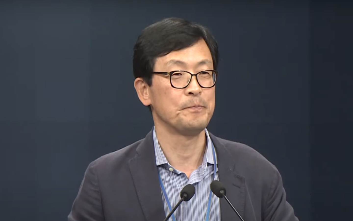 青瓦台經濟首席秘書李昊昇在記者會上，引用美國國家經濟研究局5月發布的英國COVID-19防疫作為對GDP損失分析資料。(圖擷取自Youtube)
