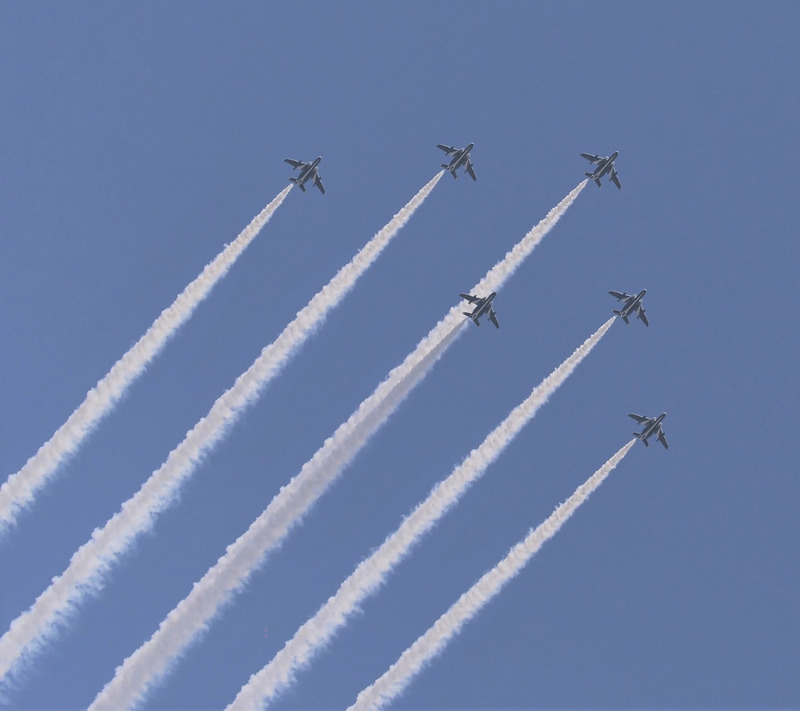 為感謝與武漢肺炎奮戰的醫護人員，日本航空自衛隊的「藍色衝擊波」飛行表演隊，5月29日出動6機編隊在東京都上空表演（圖）。防衛省正考慮也在其他城市進行這類飛行表演。(圖:中央社)