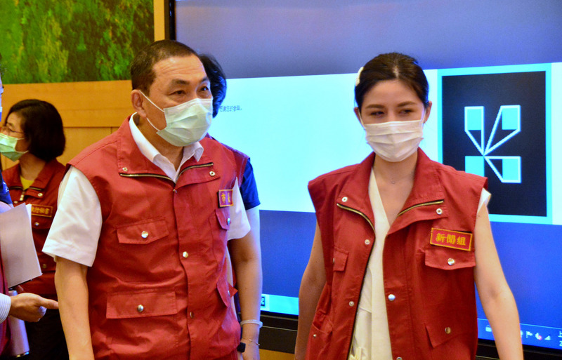 新北市長侯友宜（前左）3日防疫會議中宣布，八大行業有業者配合自主歇業，8日可透過實名制與防疫配套解封，但他建議解封後，進舞廳要戴口罩，在酒家要保持社交距離。(圖:中央社)