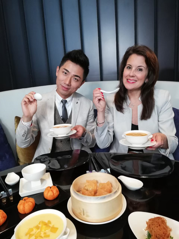 德國之聲節目「Tasty Taipei-food,fusion and fun」介紹台北美食，主持人梅根（Meggin Leigh）（右）與台北辦事處記者鄒宗翰（左）從五星級飯店吃到夜市，共同品嚐台北美食。（德國之聲提供）