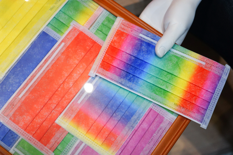 示意圖。圖為紡織產業綜合研究所展示區，陳列Made in Taiwan台灣製彩色口罩，顏色相當繽紛。(資料照片/CNA)