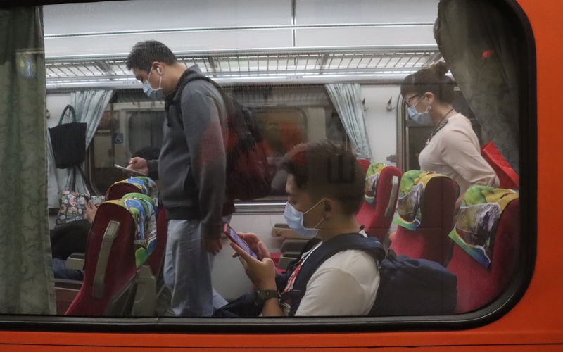 台鐵10日表示，將從7月15日起開放使用紙本三倍券購買車票，不可退票但可無限次換票，第一次換票免手續費。圖為民眾戴口罩搭乘台鐵。(資料照片/CNA)