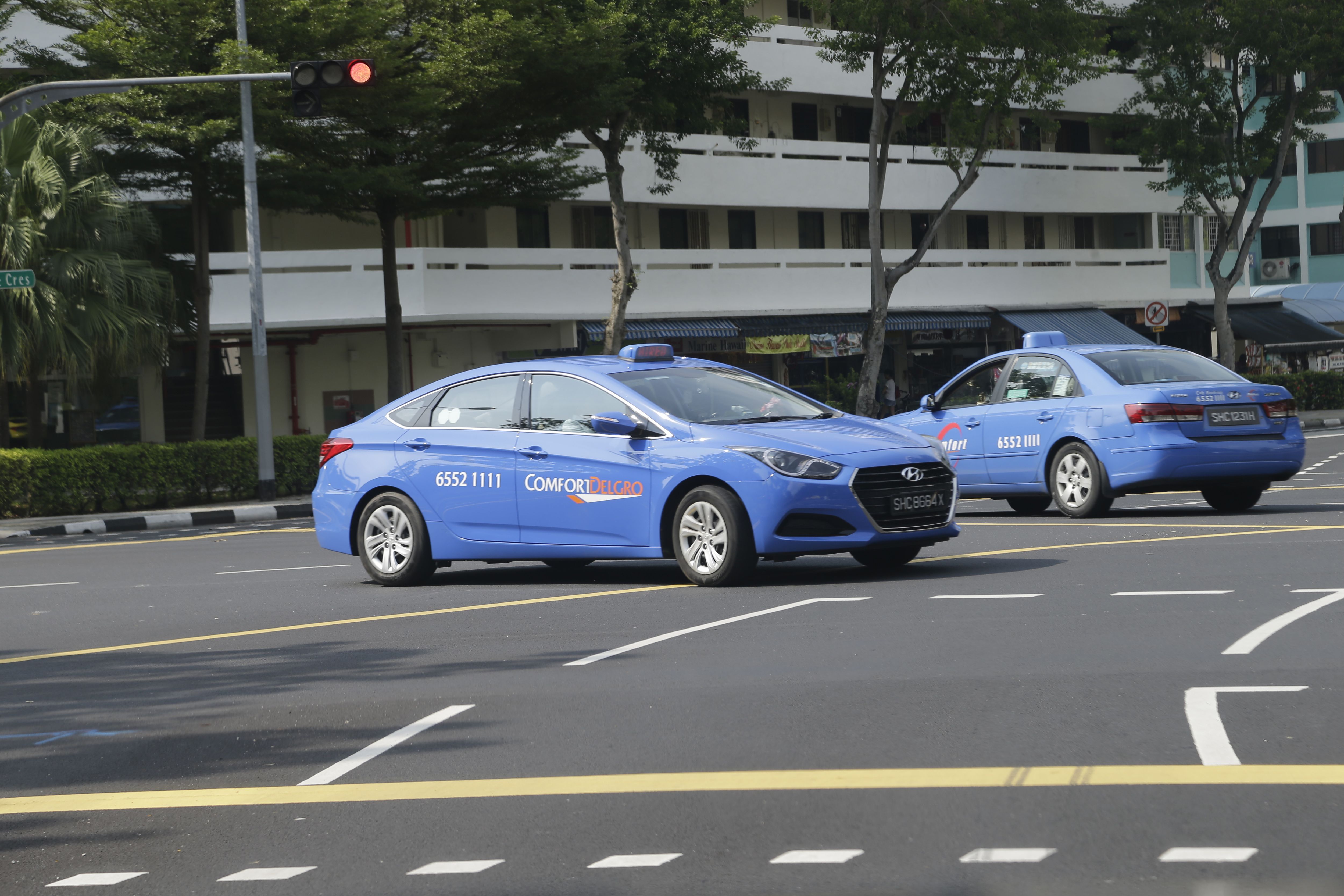 新加坡公立醫療機構可以透過康福德高(ComfortDelGro)旗下的計程車司機，將藥品送給需要補充藥物的患者。(美聯社/達志影像)