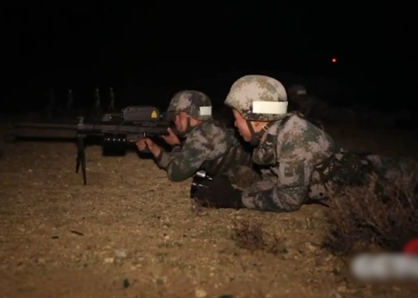中印紛爭再起，中國解放軍宣佈在西藏地區新成立5個民兵分隊。圖為軍區夜間演習。 (圖:翻拍自央視)