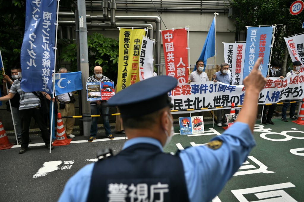旅日的中國人及關注人權的日本民眾到中國駐日本大使館前發表「紀念六四天安門事件暨催促解散中國及讓習近平下台」聲明，並遞出抗議函。(AFP)