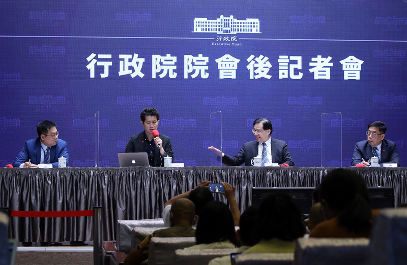 行政院會後記者會4日在新聞中心舉行，由發言人丁怡銘（左2）主持，勞動部次長王安邦（左）、經濟部次長林全能（右2）、海洋委員會副主委莊慶達（右）出席。(圖：中央社)