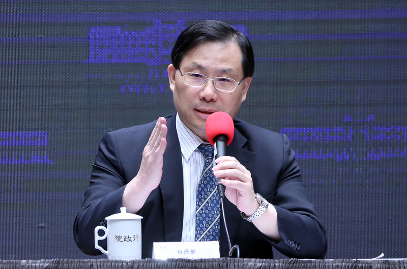 行政院4日舉行會後記者會，經濟部次長林全能表示，經濟部7年投入新台幣100億元，希望帶動廠商每年投入400億研發經費。(圖：中央社)
