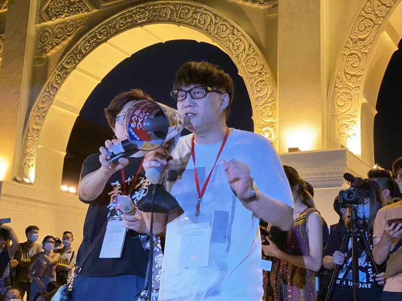 來自香港的知名填詞人林夕4日晚間現身台北自由廣場的「六四」紀念活動。(圖：中央社)