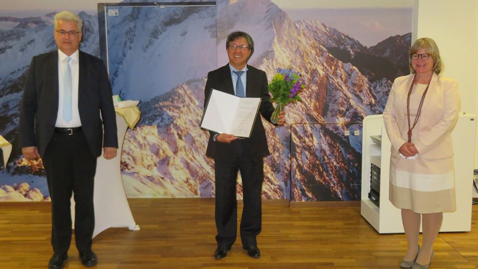 台灣「國家人權博物館」榮獲德國2020年Karl Wilhelm Fricke Award特別獎，頒獎典禮由駐德國臺北代表處大使謝志偉(中)代表受獎，德國國會議員克尼希(左)、聯邦處理東德獨裁政權基金會執行長卡明斯基(右)合影見證。(國家人權博物館提供)