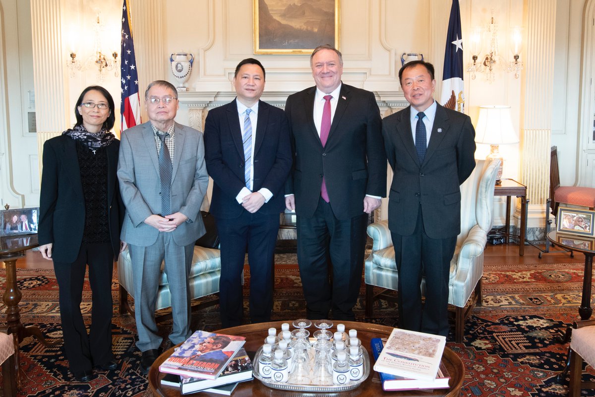 美國國務卿蓬佩奧(Mike Pompeo)(右二)2日接見六四民主人士。(推特)