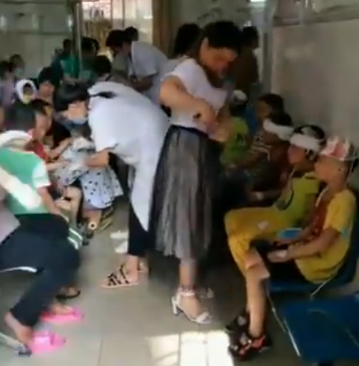 中國大陸廣西省梧州市一所小學上午驚傳大規模砍人事件，該校1名保全人員突然持刀在校內行兇，導致39名師生受傷。(圖擷自推特)