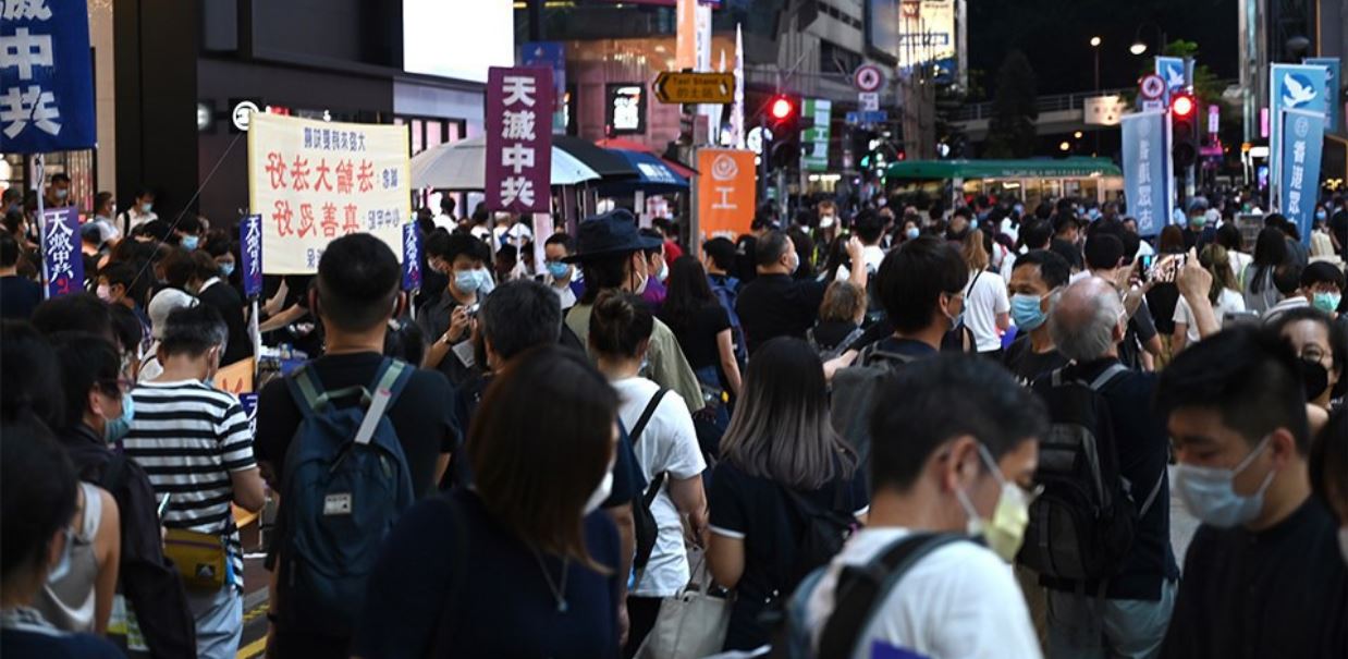 香港市民支援愛國民主運動聯合會4日晚間不理會警方反對，多名核心成員走進維多利亞公園，準備主持「六四」燭光晚會。(圖擷取自推特)