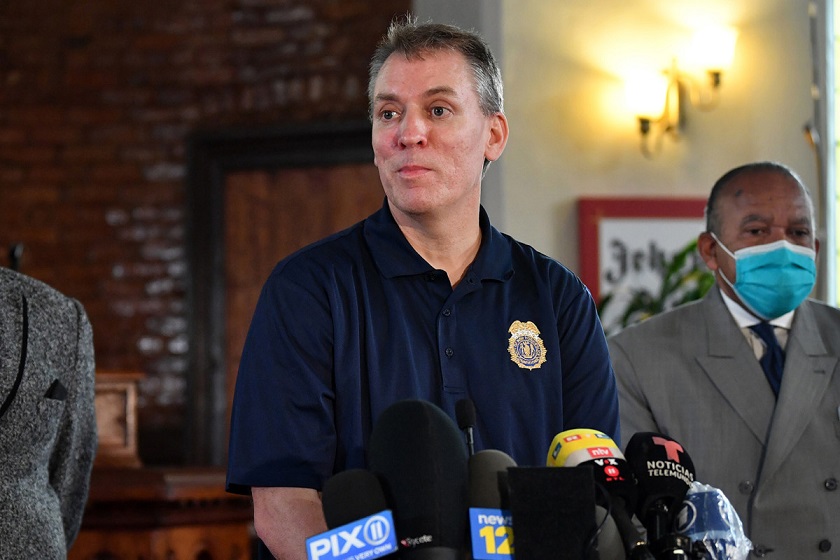 紐約市警察局長席亞(Dermot Shea)4日表示，3日晚間遇襲警察當時正在值勤，起初是一名員警在教堂大道(Church Avenue)和福來布許大道(Flatbush Avenue)交叉口附近，遭嫌犯持刀砍傷頸部左側。(圖/推特)