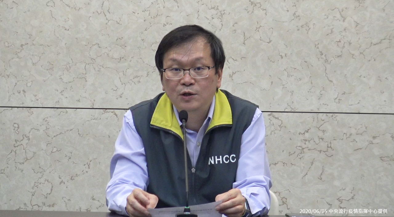 高雄市13日發生校園上呼吸道感染群聚事件，多達15名學生出現不適症狀，高雄市衛生局第一時間採集檢體送驗。疾管署副署長莊人祥今天(14日)表示，目前所採檢的4支檢體均排除是COVID-19武漢肺炎與流感，但仍會進一步分析其他病毒檢驗。(指揮中心提供)