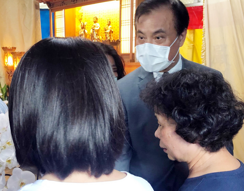 鐵路警察李承翰被刺死案，被告一審被判無罪，李承翰父親李增文4日辭世，等不到上訴結果。總統蔡英文指派總統府祕書長蘇嘉全（後右）代表向家屬慰問致意。(圖：中央社)