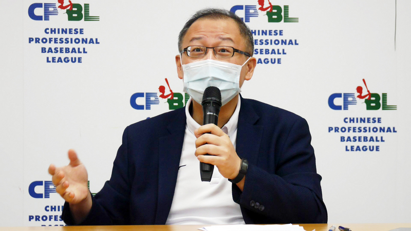 中華職棒5日召開第8次防疫領隊會議，會長吳志揚（圖）表示，因應政府解禁政策，7日起將放寬梅花座，且不用全程戴口罩，實名制改成實聯制，現場也可以販賣烹調的食物。(圖：中央社)