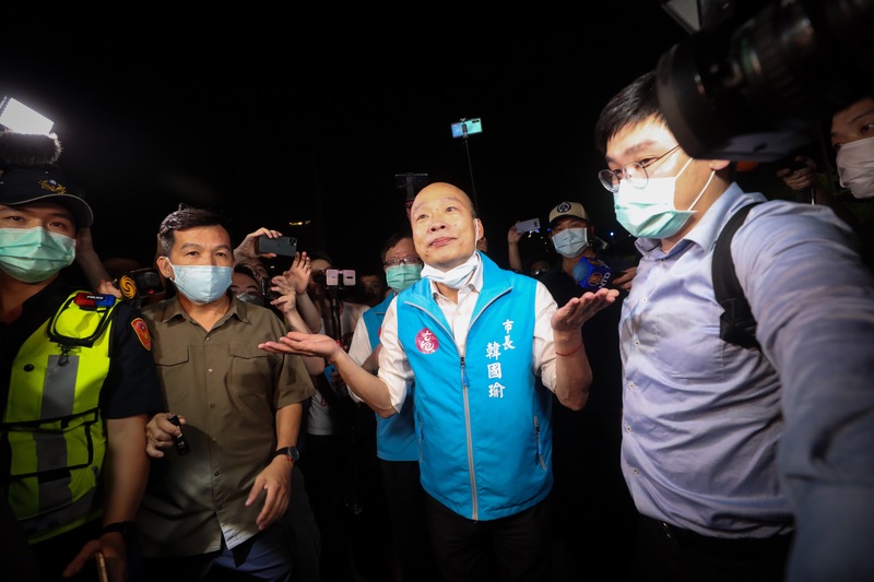 高雄市6日將舉行市長韓國瑜的罷免案投票，投票前夜，韓國瑜5日晚間照常拚市政，帶隊到高雄愛河之心旁視察LED路燈PFI專案。(圖：中央社)