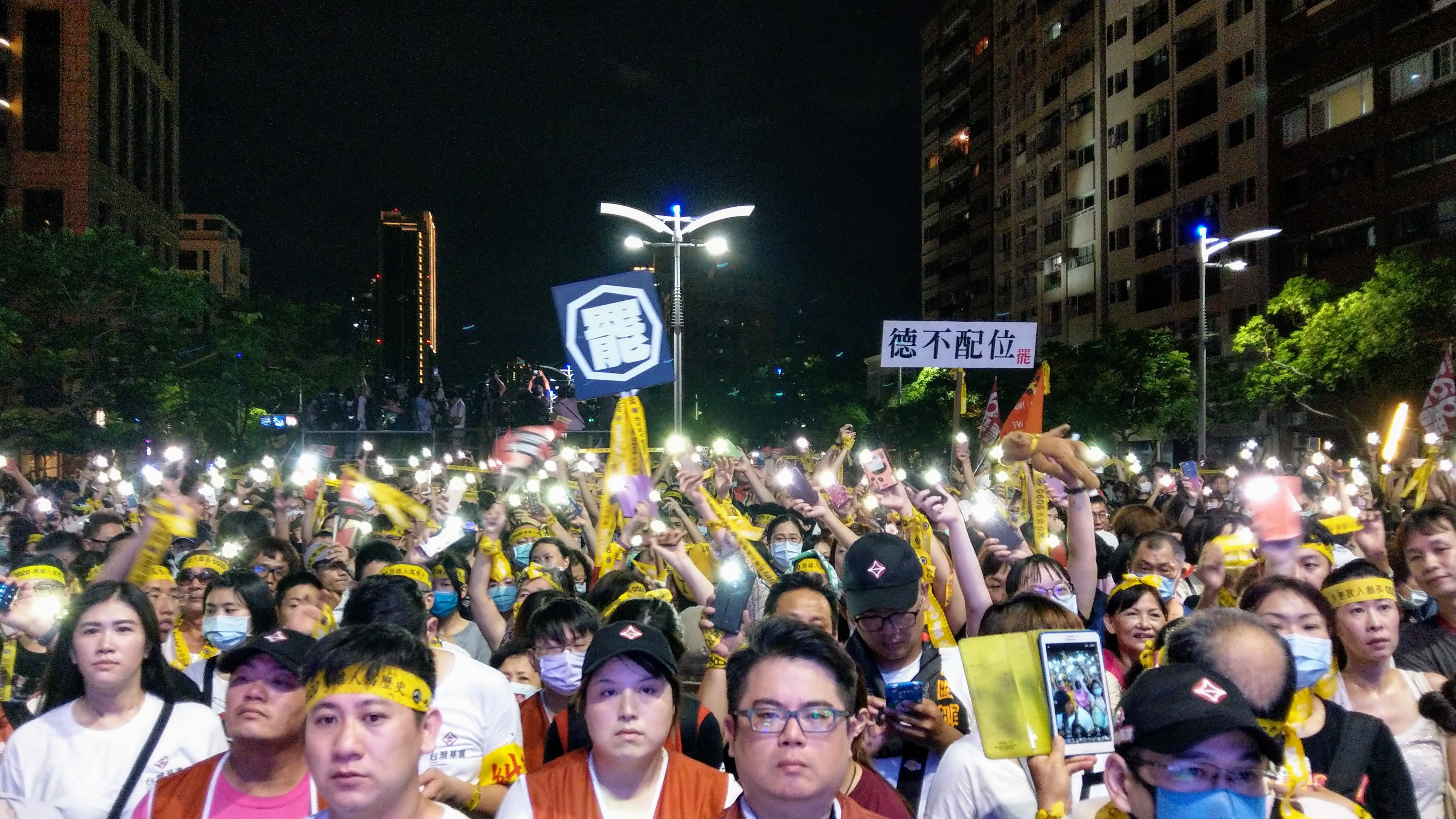 罷韓團體5日晚間號眾民眾走上街頭，遊行終點在韓國瑜當初宣示就職的愛河畔。(劉品希 攝)