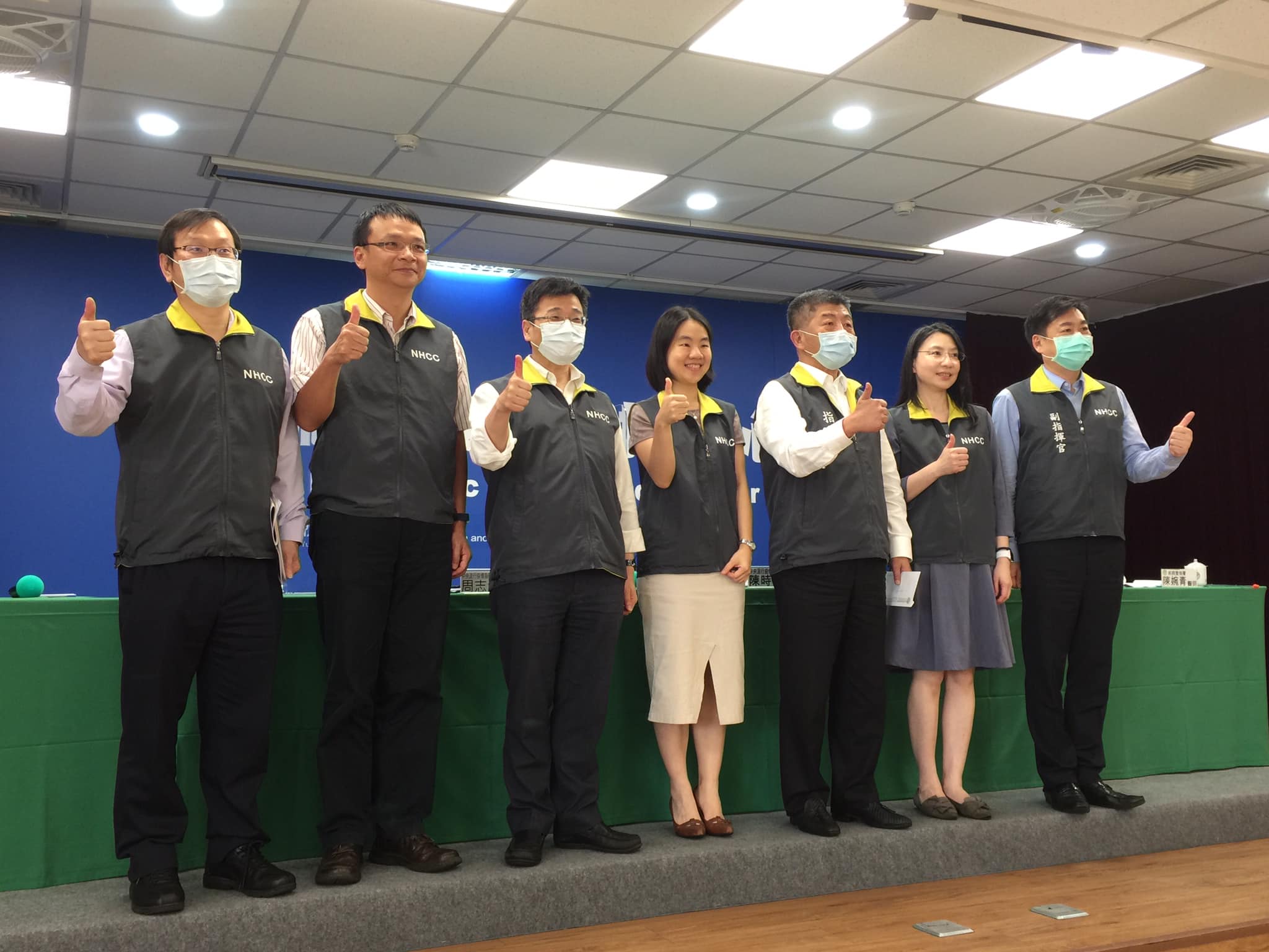 指揮官陳時中也主動安排交錯位置的「梅花口罩隊形」，邀請防疫醫師合影留念，除了給防疫團隊鼓勵外，也呼籲有志公衛的醫學生，未來可以加入防疫團隊。(蕭照平 攝)