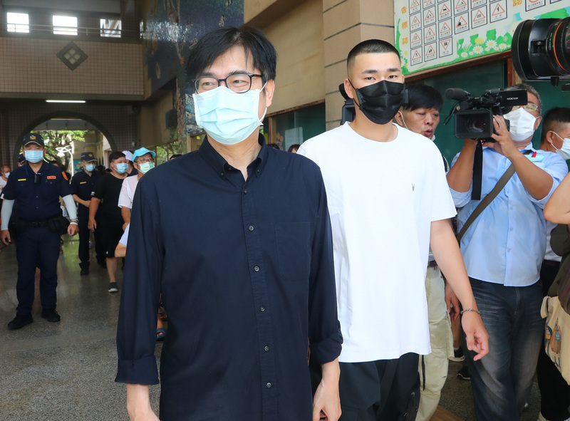 高雄市長韓國瑜罷免案6日投票，行政院副院長陳其邁(前左)與兒子前往左營區新莊國小投票。(圖：中央社)