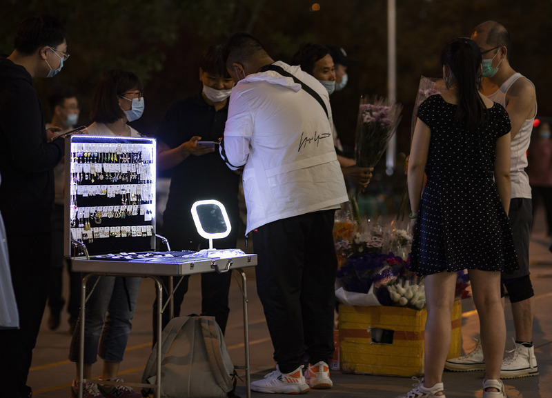 圖為北京朝陽區望京地區的路邊攤販。（中新社提供）