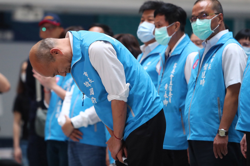 高雄市長韓國瑜（前左）6日傍晚在罷韓案結果底定後，深深鞠躬向一路走來所有支持者致意，中選會則公布將於12日公告罷免結果，韓國瑜也將於當天去職。（中央社）