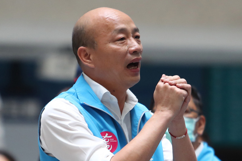 高雄市長韓國瑜罷免案確定罷免成功，成首位被罷免的直轄市長。圖為韓國瑜親率市府團隊舉行記者會發表聲明後，拱手向團隊成員致意。(圖：中央社)