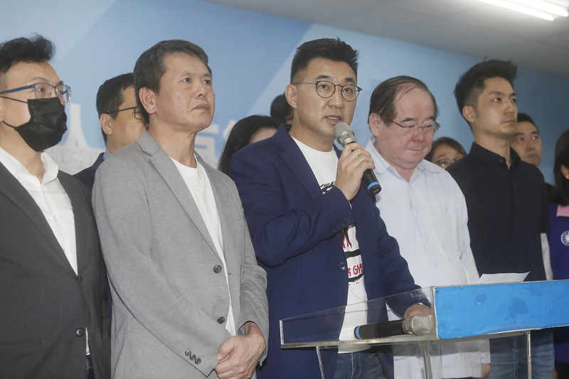 高雄市長韓國瑜罷免案6日結果揭曉，罷韓確定成功。國民黨主席江啟臣（前左3）傍晚現身高雄市黨部，率黨內同仁出面發表談話。