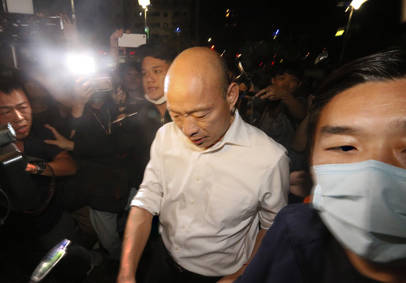 國民黨籍高雄市議會議長許崑源6日晚間墜樓身亡，高雄市長韓國瑜（中）深夜現身許崑源住家外。（圖：中央社）