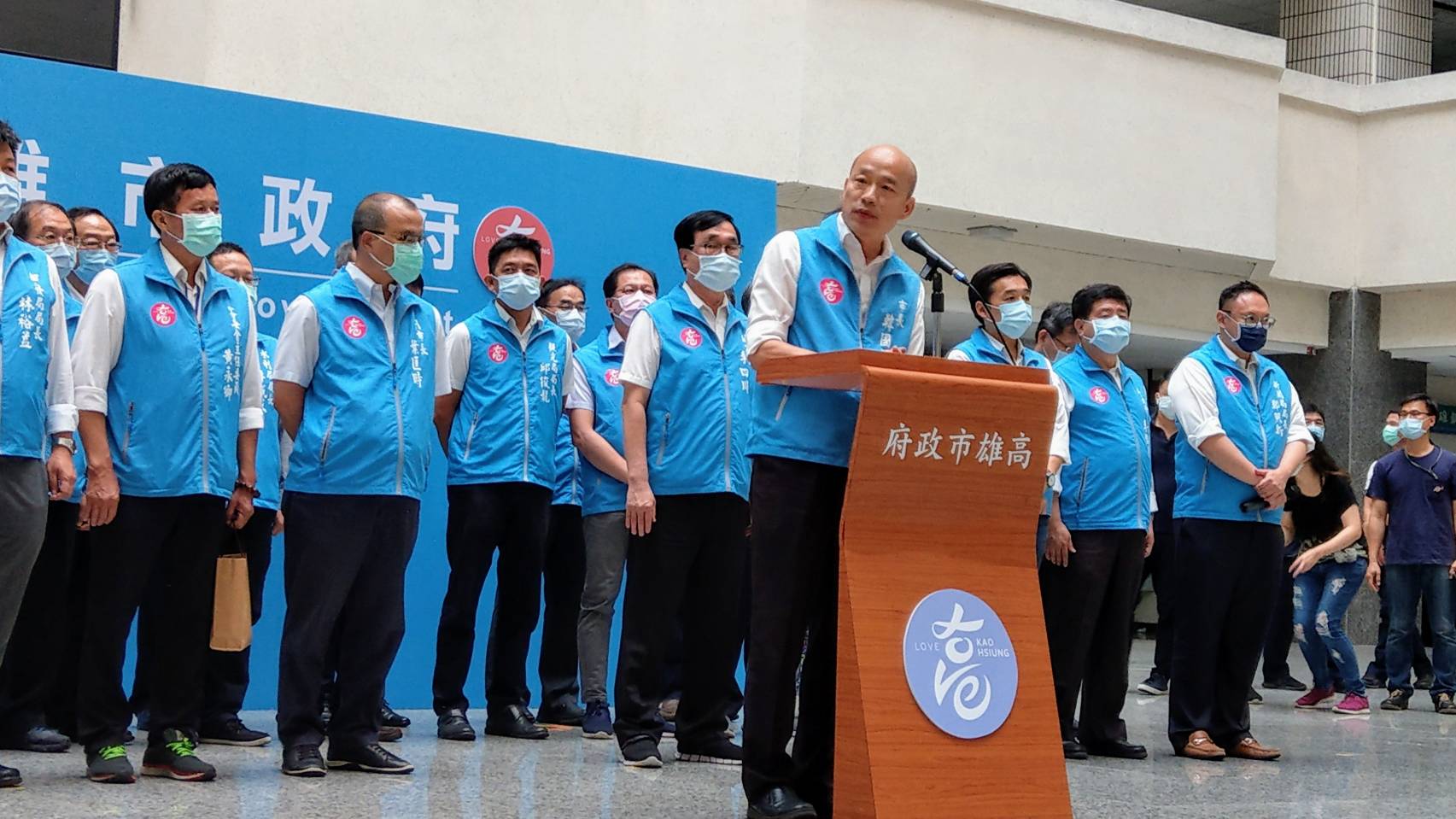 罷免投票確定過門檻後，韓國瑜率領市府團隊發表公開談話。(劉品希 攝)