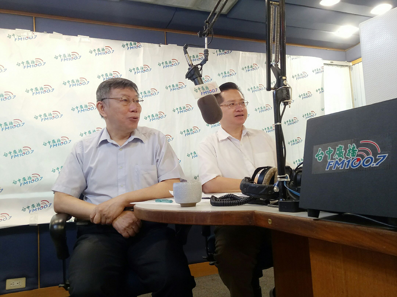 台北市長柯文哲（左）7日前往台中廣播公司接受主持人莊子富（右）專訪，進錄音室前接受媒體聯訪，對於高雄市長韓國瑜被投票罷免表示，尊重高雄市民的選擇，也呼籲台灣社會要冷靜面對。（民眾黨提供）