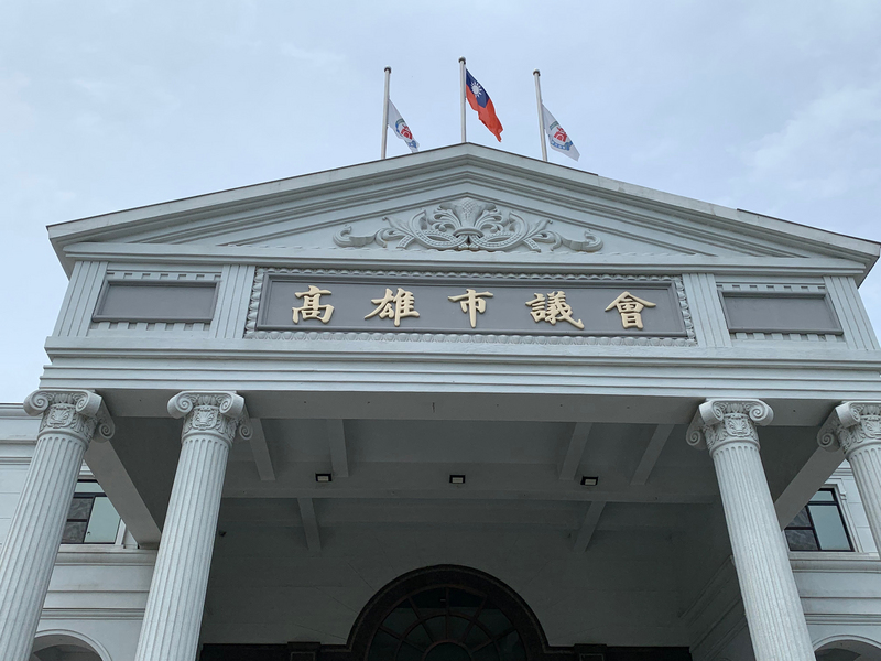 高雄市議會議長許崑源墜樓身亡，高市議會7日召開治喪委員會，決議議會會旗降半旗追悼許崑源，直到告別式圓滿結束。(圖：中央社)
