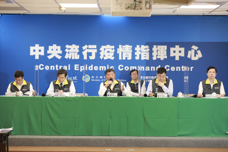 中央流行疫情指揮中心指揮官陳時中（前中）宣布，台灣7日沒有新增武漢肺炎（2019冠狀病毒疾病，COVID-19）確診個案，已連續56天沒有本土病例，430人解除隔離，僅剩6人還在隔離。（中央流行疫情指揮中心提供）