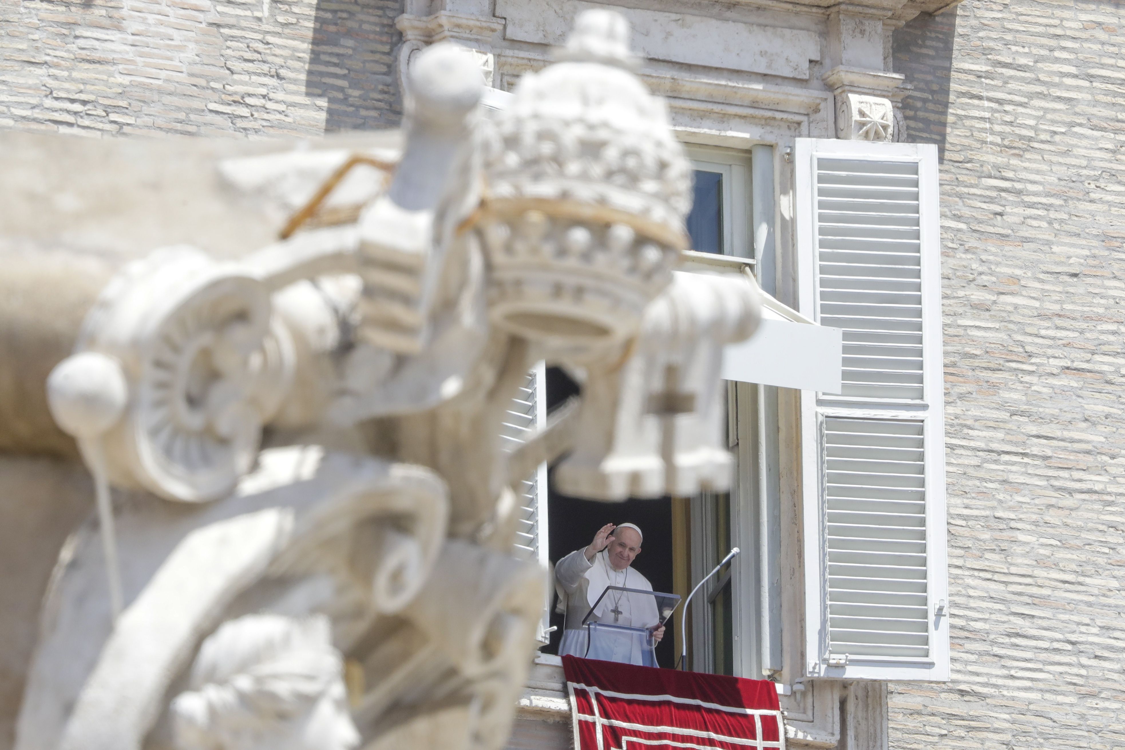 天主教教宗方濟各(Pope Francis)7日首度在恢復開放的聖伯多祿廣場(Saint Peter's Square)向信眾演說。(美聯社/達志影像)