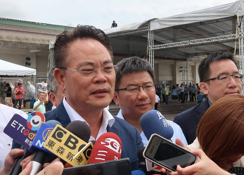 高雄市議會民進黨團總召韓賜村（前左）8日率民進黨議員到市立殯儀館弔唁已故高雄市議長許崑源，對許崑源驟逝表達不捨。(圖:中央社)