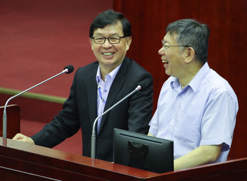 民眾黨主席、台北市長柯文哲（右）。(圖：中央社)