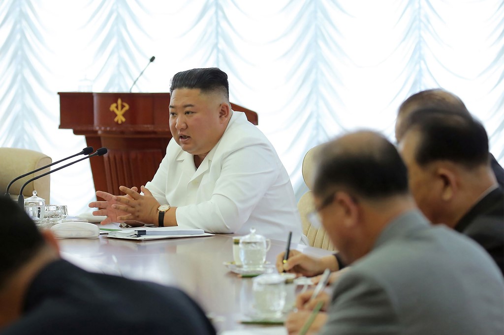 北韓傳出首例武漢肺炎患者，北韓領導人金正恩緊急召開政治局會議。圖為北韓領導人金正恩日前出席會議狀況。(AFP)