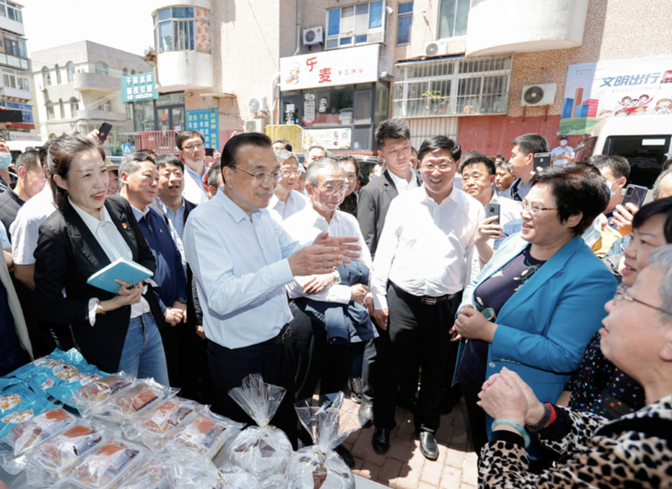 中國國務院總理李克強日前考察山東煙台，盛讚地攤經濟和小店經濟，是就業崗位的重要來源。(圖:擷取自中國政府網)